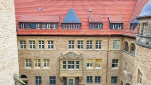 Rathaus Zeitz, Restaurierung der Natursteinfassaden mit Bauplastiken