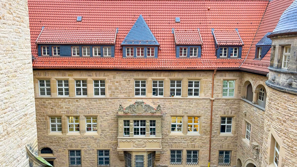 Rathaus Zeitz, Restaurierung der Natursteinfassaden mit Bauplastiken